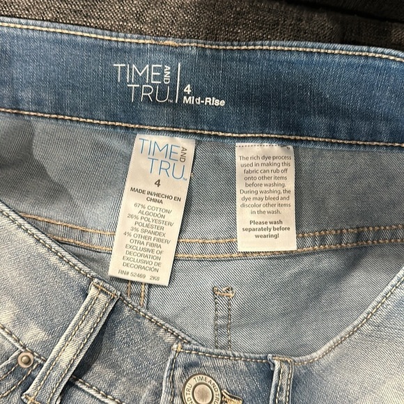 Time AND TRU size 4 Mid Rise Light Wash Denim Stretch Short - Picture 5 of 5